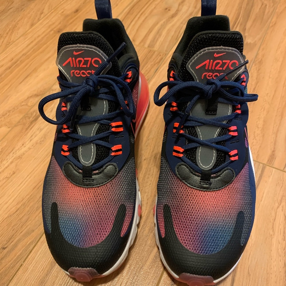 Women’s size 7 Nike Air270